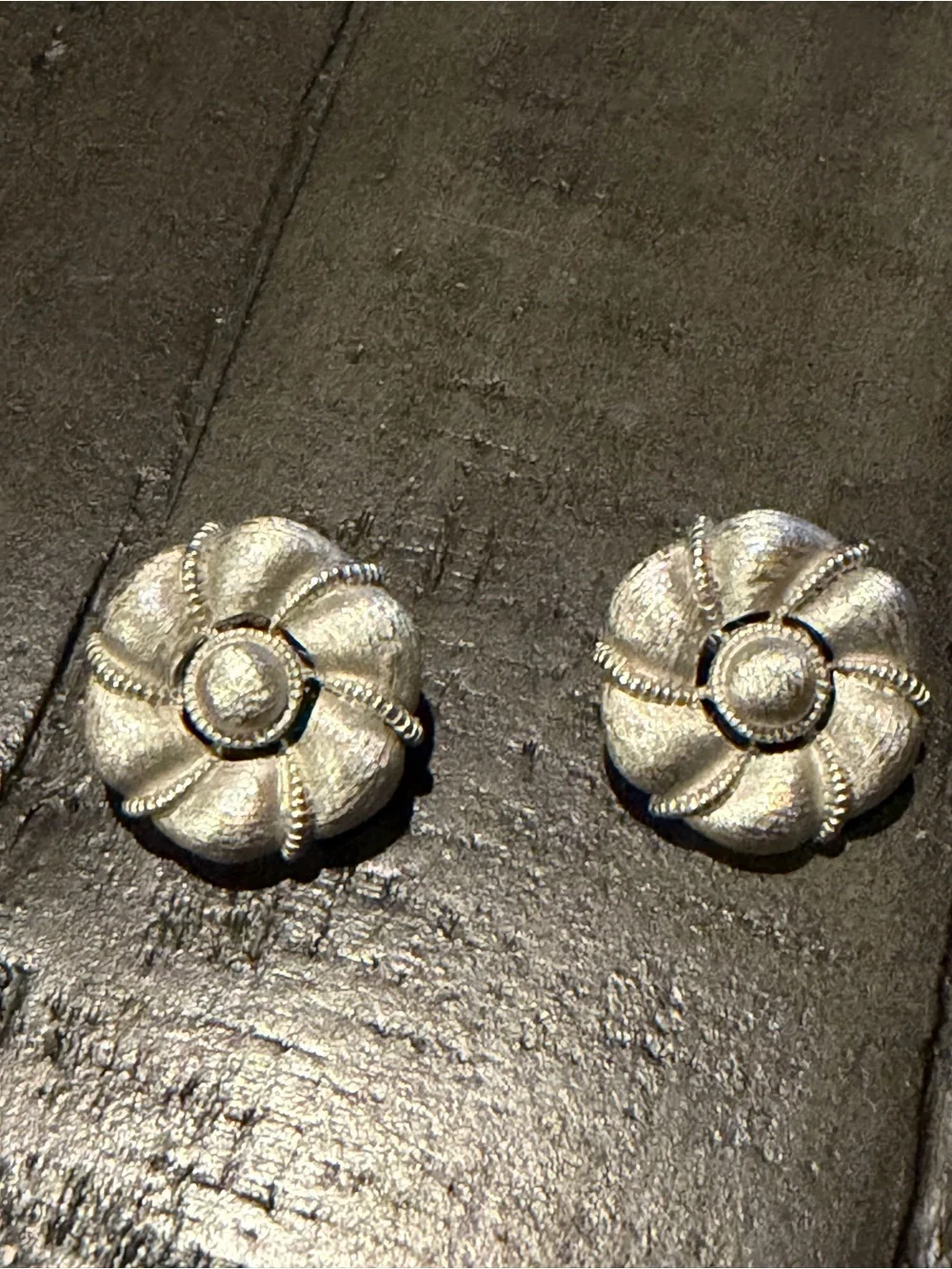 Vintage Textured Silver Floral Stud Earrings - Classic Bloom Design